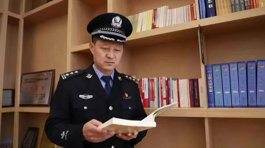 警察荣耀 · 我是共产党员 | 封建生：15圈、22公里、33000步......