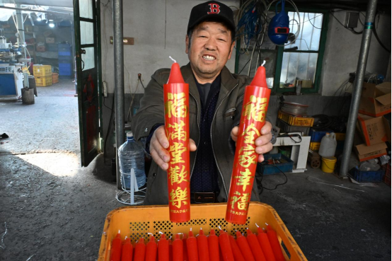 青岛即墨：赶制大红蜡烛 供应春节市场