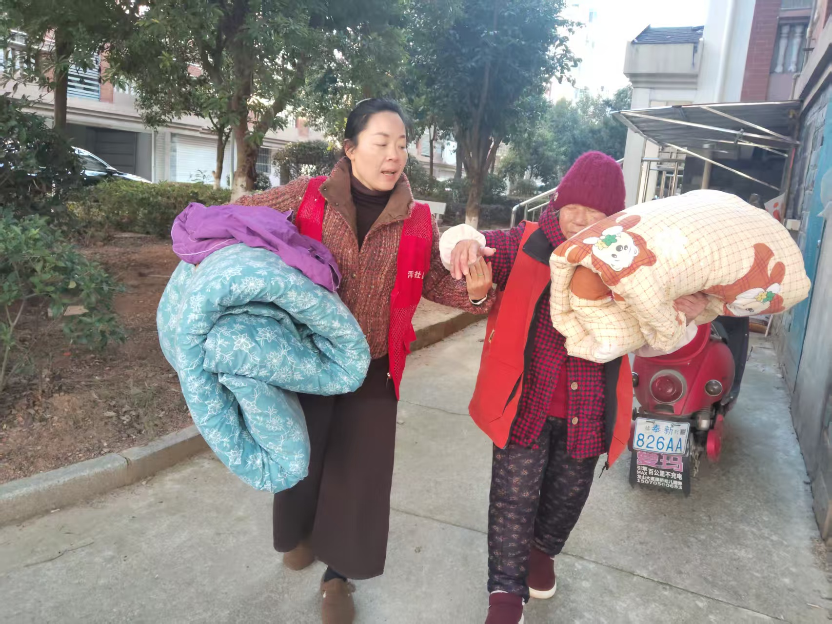 江西奉新：暖阳晒被暖身 贴心服务暖心