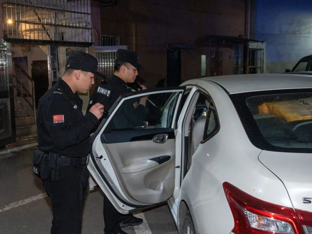 江西奉新：深夜里的“弯腰守护”